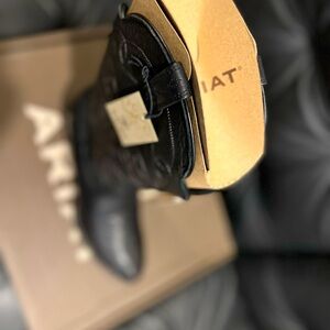 Ariat- Women’s Heritage R Toe Western Boot. Wide Calf, Black. Size 8.5!!